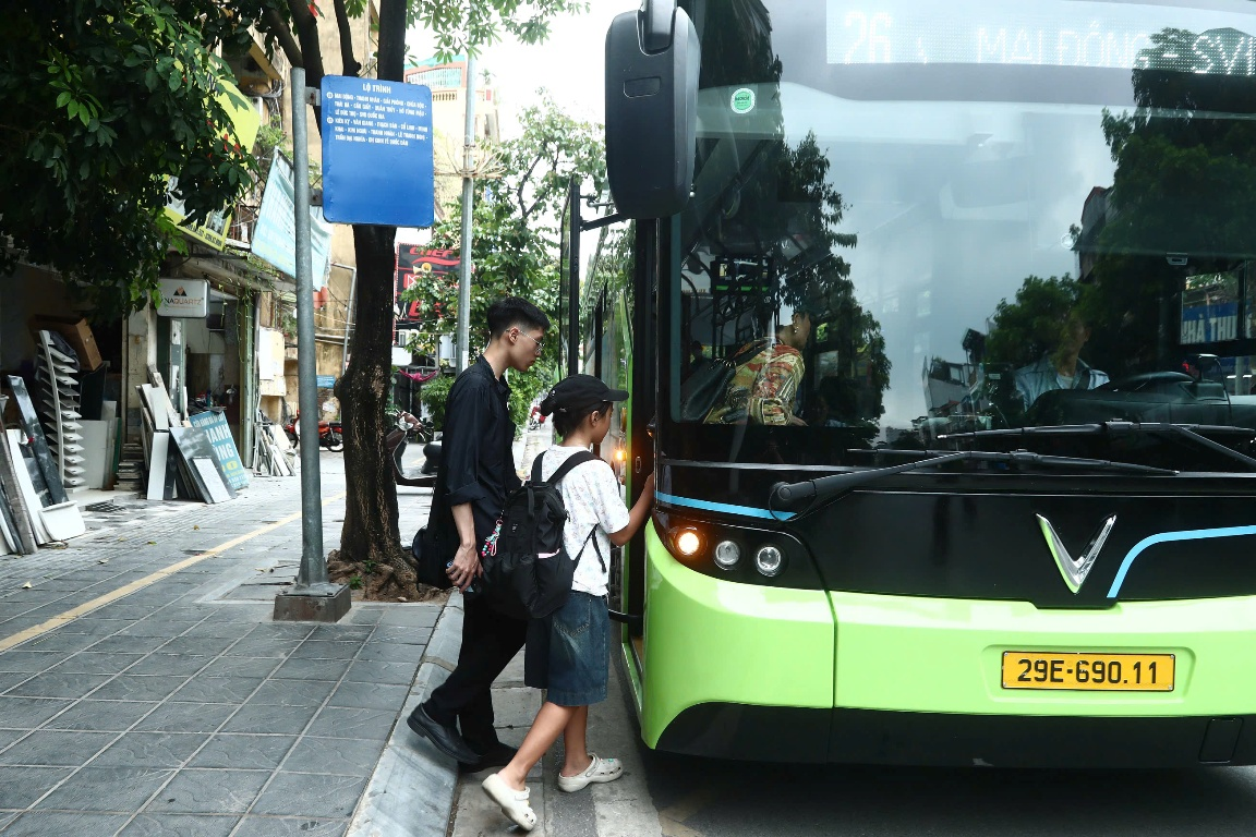 Hà Nội: Chuyển đổi 281 xe buýt điện cho 17 tuyến buýt